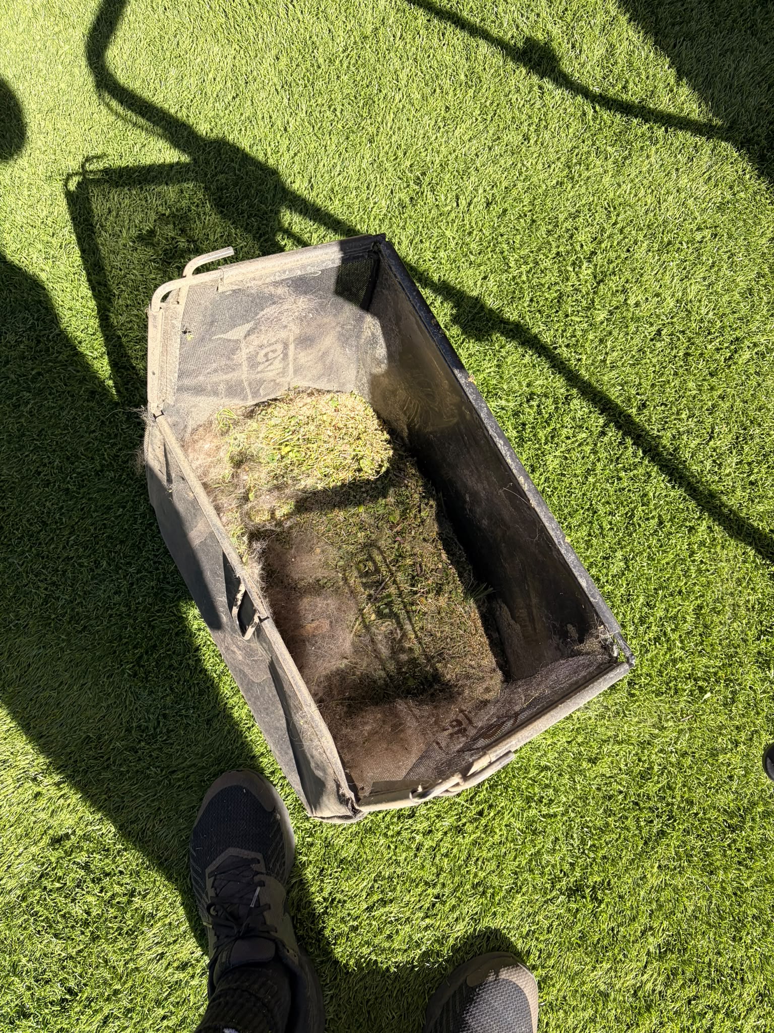 Roll&Comb 502E-AU collection bag, the debris catcher that traps everything extracted from the turf